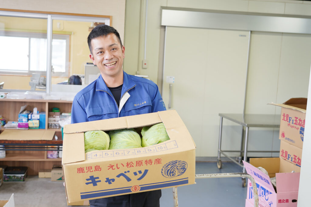 川上青果の作業風景　ダンボール詰め